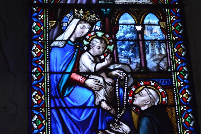 La Virgen del Rosario es una advocación de María que da lugar al famoso colgante.