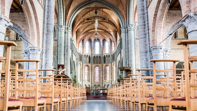 En un país de Sudamérica, la cantidad de iglesias supera ampliamente a la de hospitales y escuelas, reflejando una marcada preferencia por las construcciones religiosas.