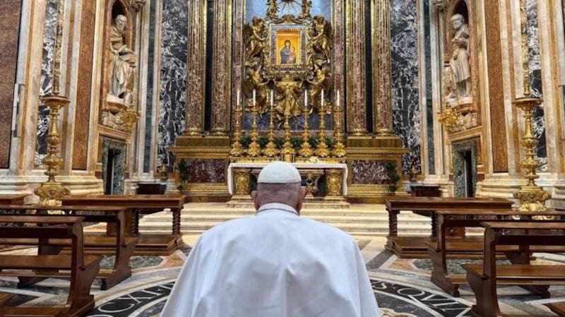"Encomendamos el alma del Papa Francisco al infinito amor misericordioso del Dios Uno y Trino", expresaron desde el Vaticano.