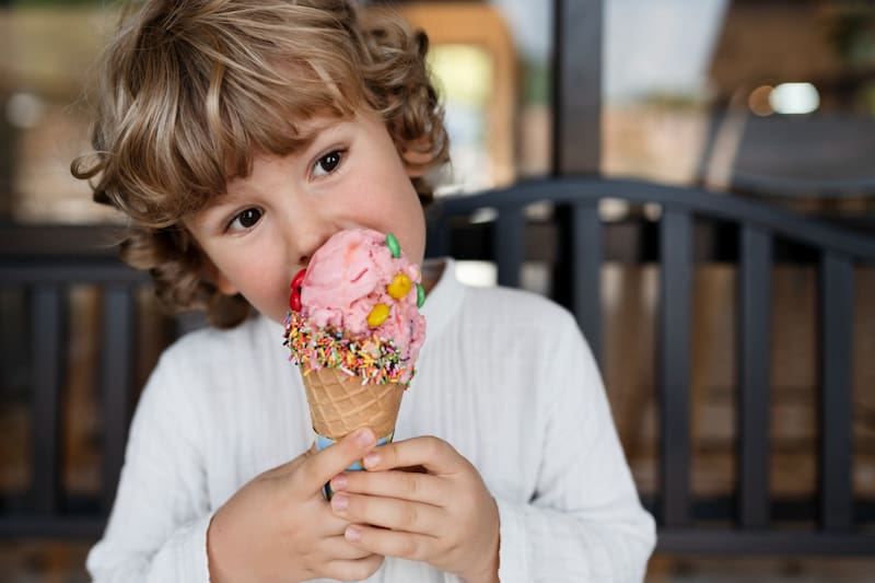 Niño comiendo helado. Fuente: Freepik.