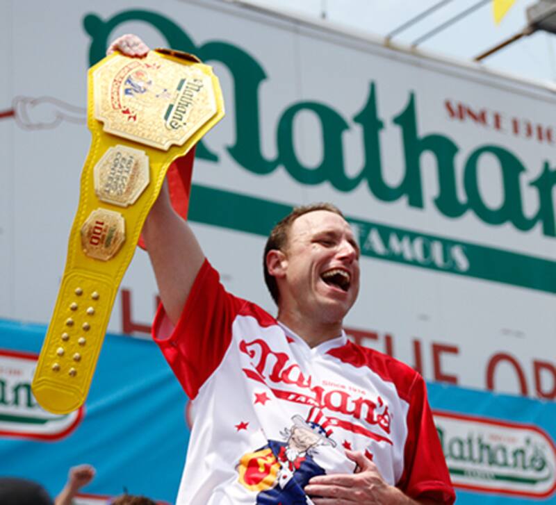 Chestnut ganó 16 veces la competencia de comer hot dogs y acumula 50 récords certificados.