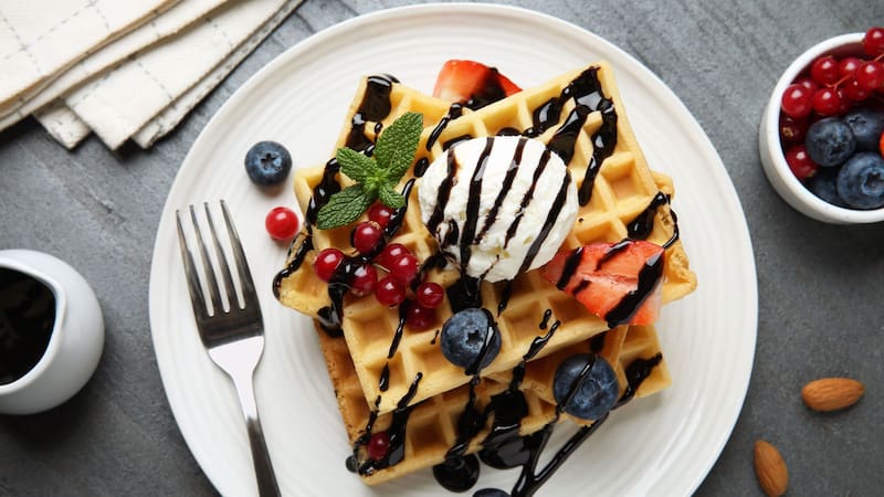 Exigen a la población que se abstenga de consumir este postre por la presencia de plásticos azules.