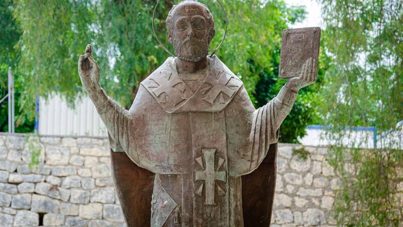 Descubren la tumba de "Papá Noel" de la vida real más de 1700 años después en una iglesia perdida en el medio de Turquía.