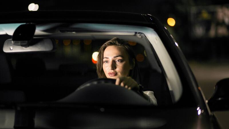 Conducir con un faro fundido o luces defectuosas supone una infracción económica.