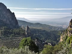 Una joya oculta en Jaén: la aldea de 4 habitantes que alberga una cueva repleta de cascadas y un santuario milenario