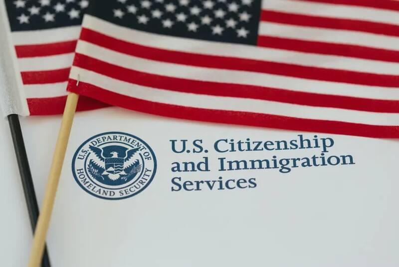 USCIS percibió una gran acumulación de solicitudes que se encuentran pausadas por orden de Trump. Fuente: Archivo.