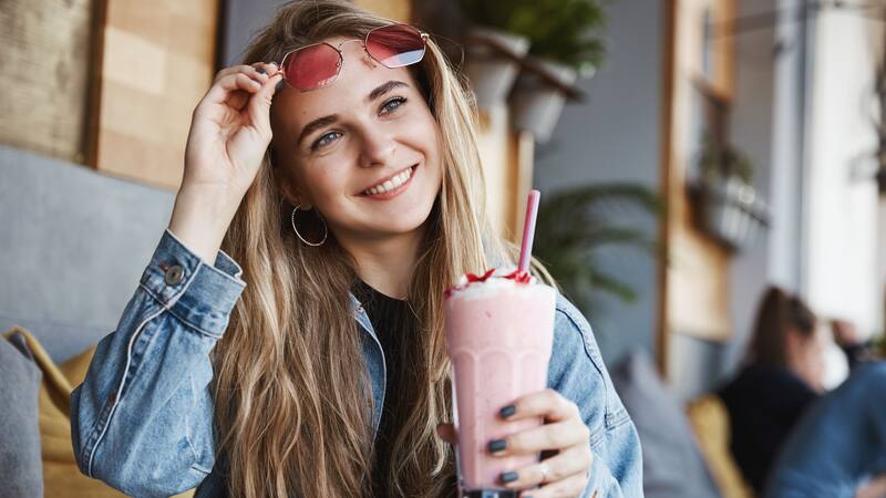 Los antioxidantes en los frutos rojos combaten el daño causado por los radicales libres, lo que ayuda a prevenir el envejecimiento prematuro.