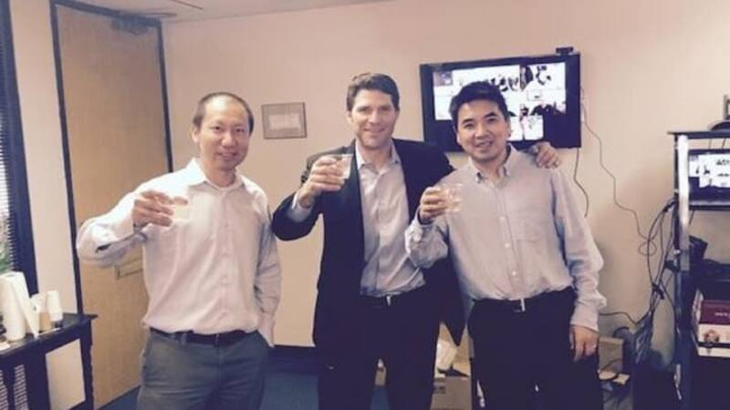 Yuan festejando con colegas el lanzamiento de Zoom.