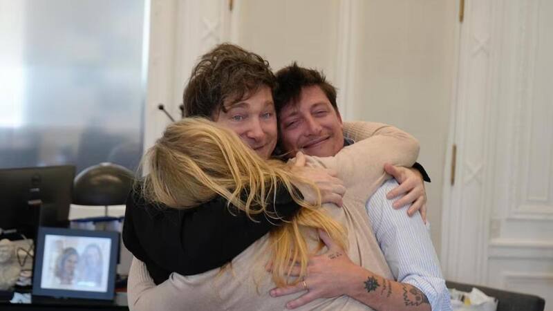 El Gobierno salió con una foto de los integrantes del Triángulo de Hierro (Javier y Karina Milei y Santiago Caputo) para desmentir rumores de enfrentamiento