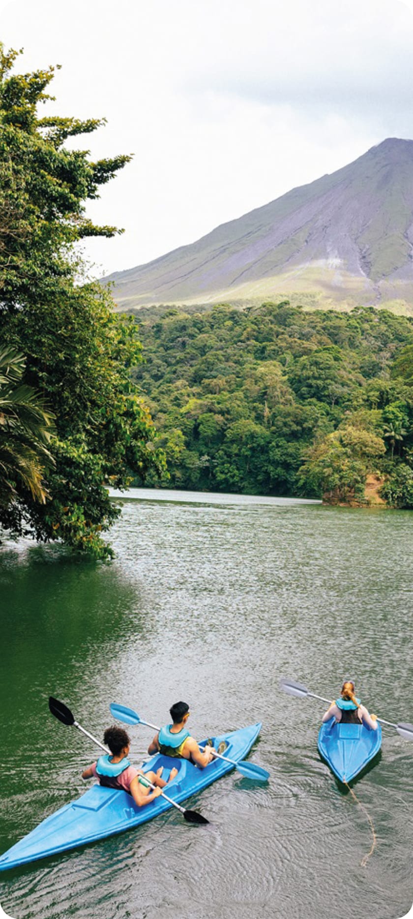 Kayak frente al Volc&aacute;n Arenal