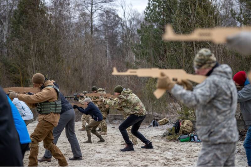 Soldados y civiles ucranianos en un ejercicio militar - Bloomberg