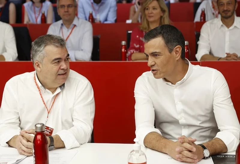 Imagen de archivo del presidente del Gobierno, Pedro Sánchez (derecha), junto al secretario de Organización, Santos Cerdán. (Imagen: EFE/Mariscal)