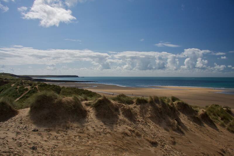 Freshwater West Beach, en Gales, se ha convertido en un destino turístico popular gracias a su aparición en la saga de Harry Potter. (Foto: Wikimedia Commons - Mario Sanchez Prada)
