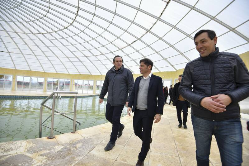Axel Kicillof recorrió el parque termal de Dolores con el intendente opositor Camilo Etchevarren