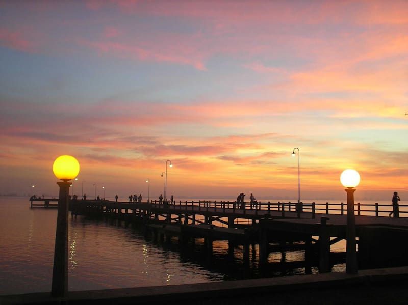 El atardecer en el histórico muelle de la Laguna de Chascomús (Fuente: archivo)