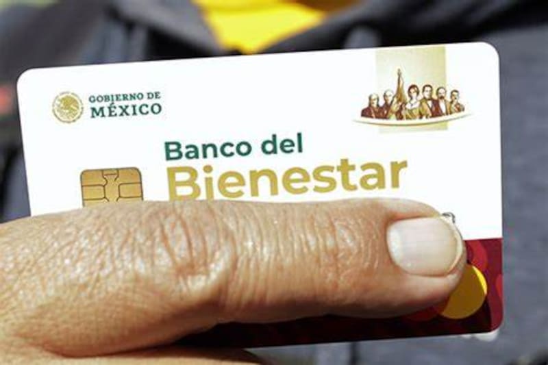 Los jubilados que no podrán cobrar los 6000 pesos de la Pensión Bienestar 2024 son los que todavía no cuentan con la tarjeta del Banco del Bienestar. Foto: archivo El Cronista México