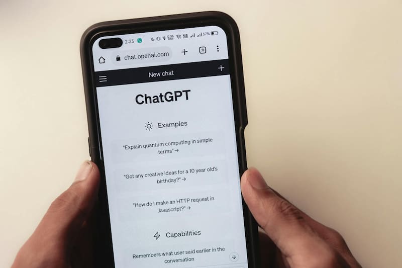 ChatGPT es un modelo de inteligencia artificial desarrollado por OpenAI que puede entender y generar texto en lenguaje natural.