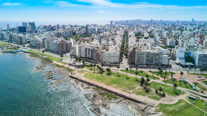 En Uruguay, la estabilidad política contribuye significativamente a su clasificación como uno de los países más seguros en Sudamérica.