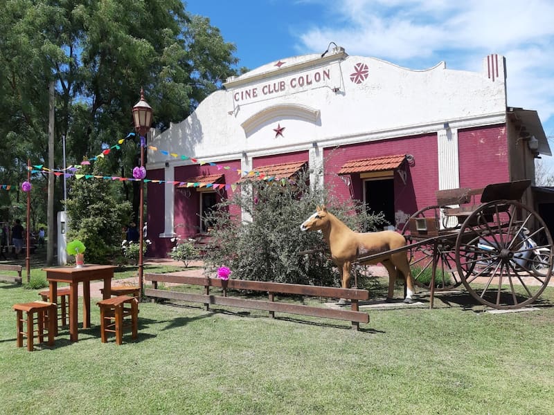 El Cine Club Colón: único cine rural en funcionamiento de la Provincia de Buenos Aires. Fotos: Turismo Roque Pérez.