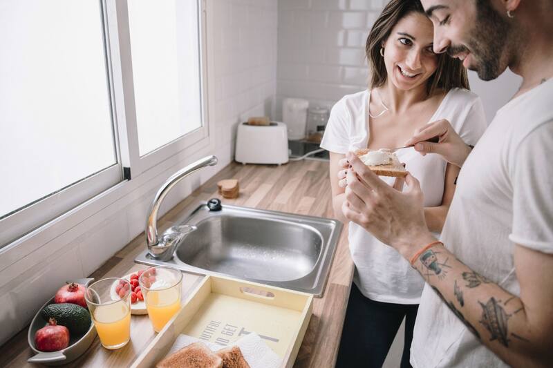 Un desayuno saludable que incluya fibra dietética puede ayudar a reducir los niveles de colesterol malo y mejorar la salud cardiovascular. (Foto: Freepik)