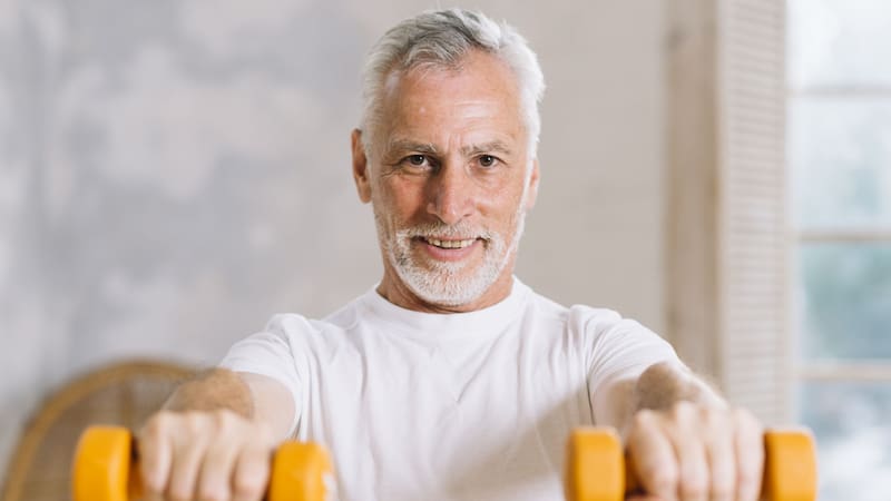 El entrenamiento de fuerza es crucial para mantener la masa muscular después de los 50 años.