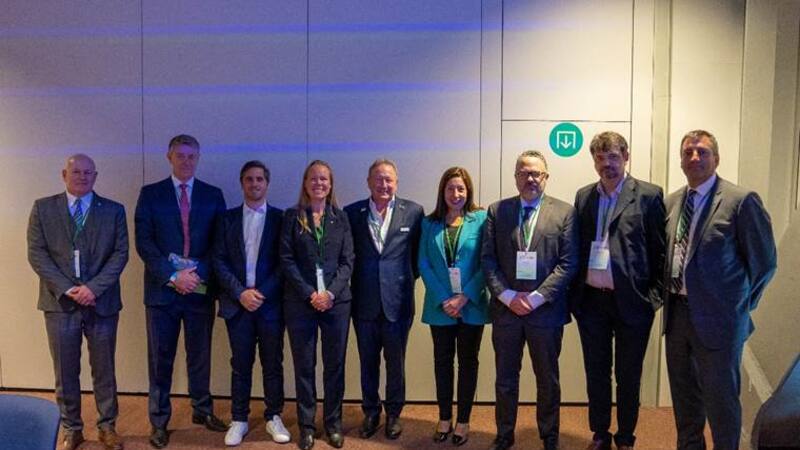 Forrest (al centro), en su encuentro en Barcelona con Matías Kulfas, del que también participó Agustín Pichot, entre otras personas relacionadas con el proyecto