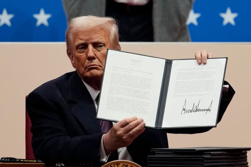 Donald Trump firma una orden ejecutiva para cambiar la ciudadanía por derecho de nacimiento.