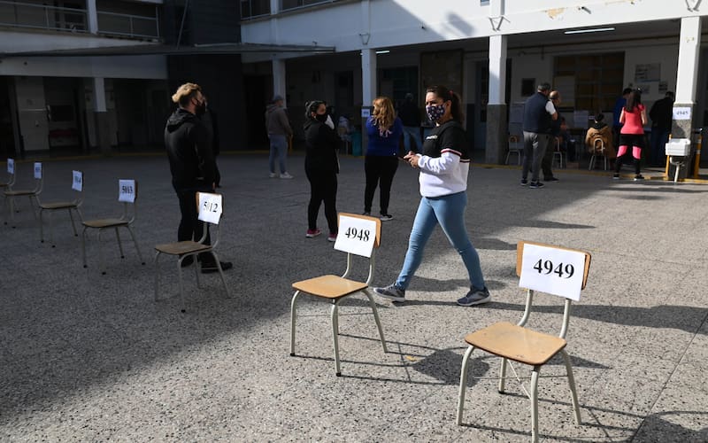 La Cámara Nacional Electoral aumentó significativamente la cantidad de centros de votación para poder instalar menos mesas en cada uno.