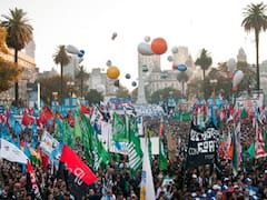 Metamorfosis K: un acto con nuevos colores y un escenario con funcionarios