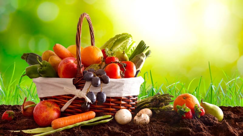 La naranja y el aguacate se encuentran en la lista de los alimentos con más potasio. Fuente: Shutterstock.