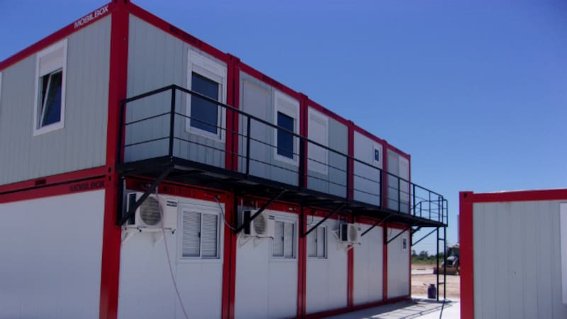 Los módulos son diseñados con aislación de lana de roca en paredes, techo y piso, ventanas con doble vidrio hermético y terminaciones de categoría.