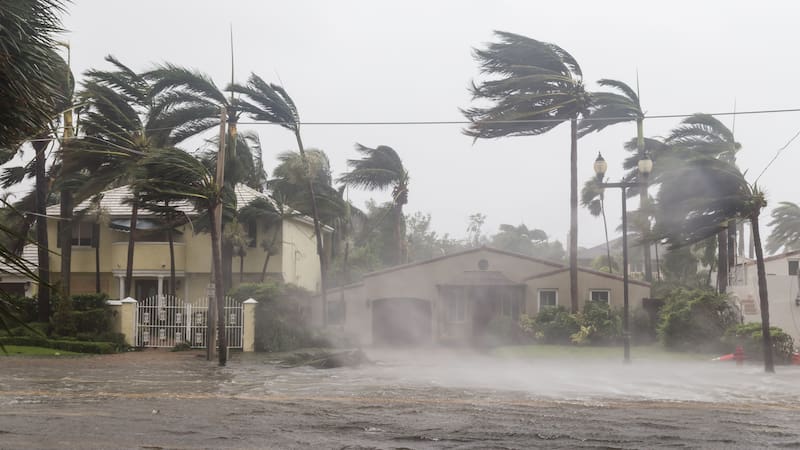 El huracán Melissa arrasa con lluvias intensas que dejan un muerto, miles de personas desplazadas y daños materiales considerables.