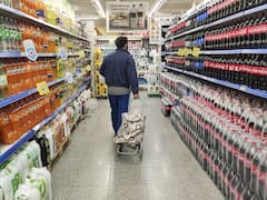 Los argentinos compran productos extranjeros mientras Javier Milei fortalece el peso