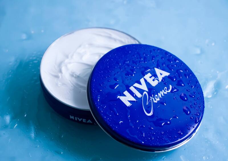 La crema Nivea de lata azul es uno de esos productos que han trascendido generaciones. (Imagen: Shutterstock)