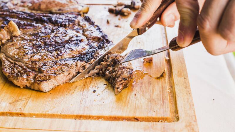 Uno de los clásicos que no puede faltar de la gastronomía porteña, ha conquistado a los comensales durante más de tres décadas. Foto: Freepik.