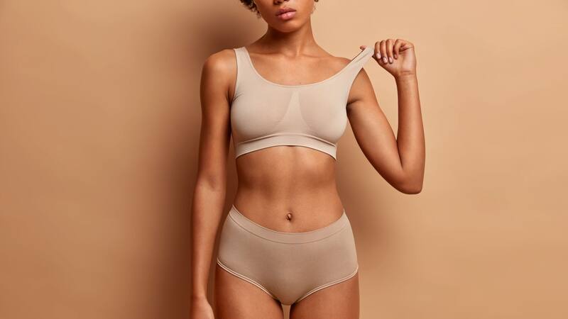 Mantener una buena higiene personal reduce la cantidad de bacterias que pueden transferirse a la ropa interior.