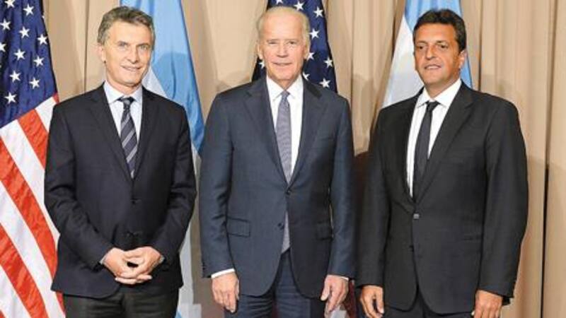 El vicepresidente Joseph Biden, flanqueado por Mauricio Macri y el diputado Sergio Massa