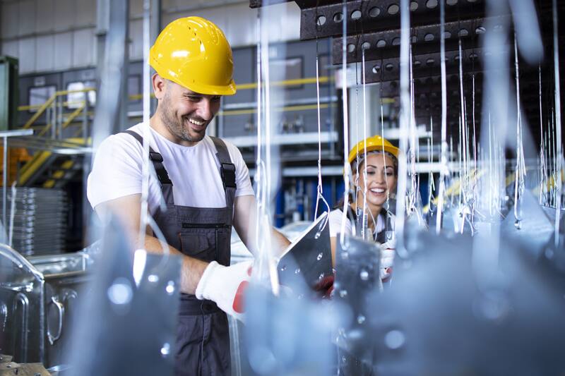 La inversión en sectores estratégicos como tecnología y manufactura avanzada ha sido crucial para el aumento de millonarios en México. Foto: Freepik.