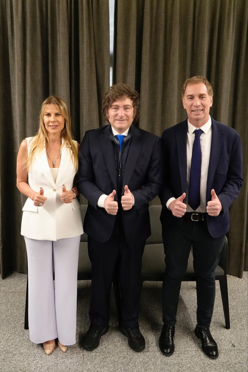 Javier Milei junto a Diego Santilli y Karen Reichardt en San Nicolás.