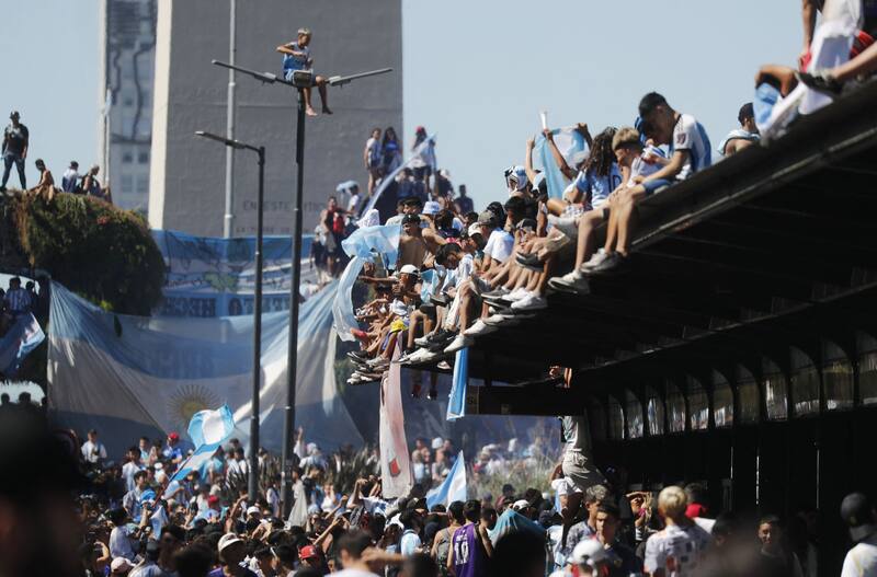 El Obelisco de Buenos Aires mostró la multitud que se apostó en las calles a la espera del micro de la Selección Argentina. (Reuters)