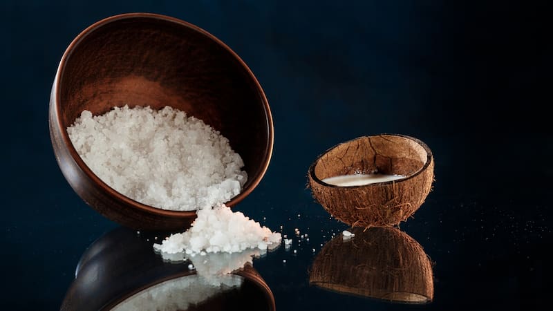 Los beneficios de mezclar sal marina y agua tibia para utilizarlo como remedio natural.