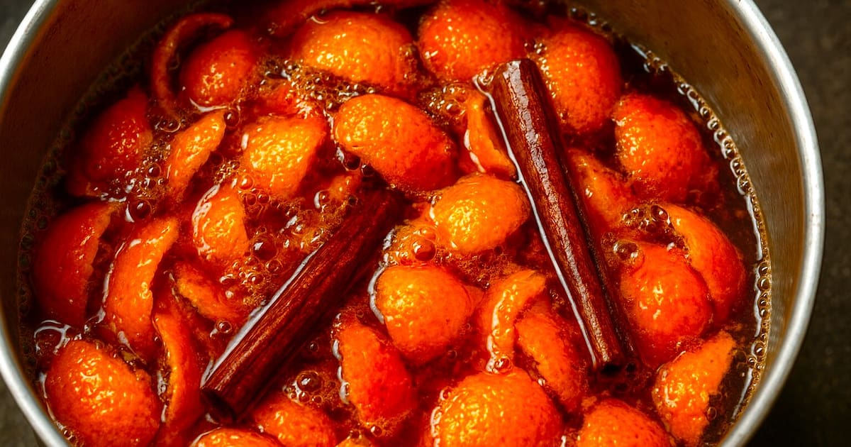 Cáscaras de mandarina, naranja y canela: por qué recomiendan hervirlas y para qué funciona