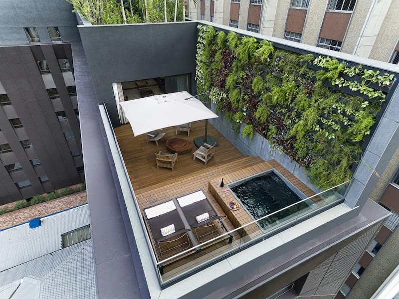 El edificio fue diseñado sobre uno ya existente. Conecta dos calles y forma una L.