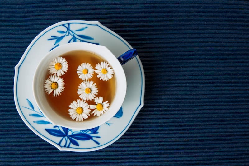 El té de manzanilla tiene propiedades digestivas y podrí ayudar a dormir mejor (Fuente: Freepik)