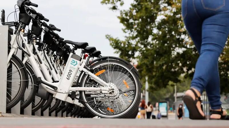 Puesto de BiciMad en la estación de Atocha de Madrid, en 2022.