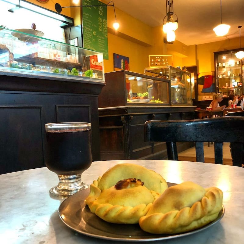 El local ofrece una experiencia gastronómica única con empanadas generosas y de masa gruesa, característica de la provincia (Fuente: @lacocinaempanadascata / Instagram)