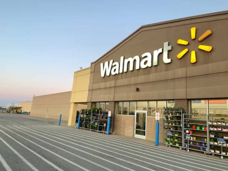 Walmart y las principales cadenas minoristas rechazan dólares dañados desde noviembre. Fuente: IStock.
