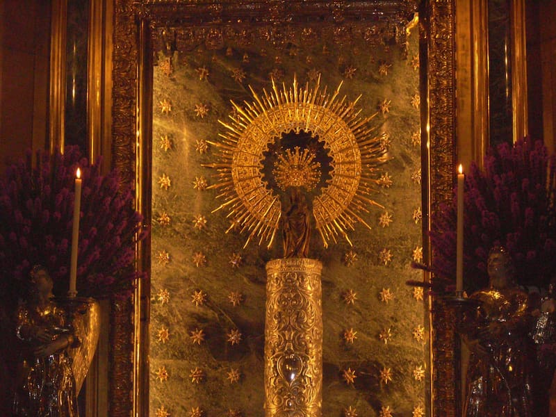 La Virgen del Pilar es una de las apariciones más antiguas y da nombre a una reconocida iglesia porteña.