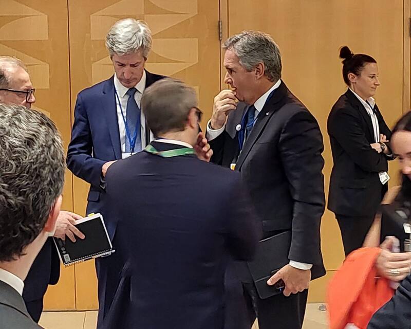 Bausili, Quirno y Furiase esperan la salida de Caputo y Georgieva durante una reunión en el FMI