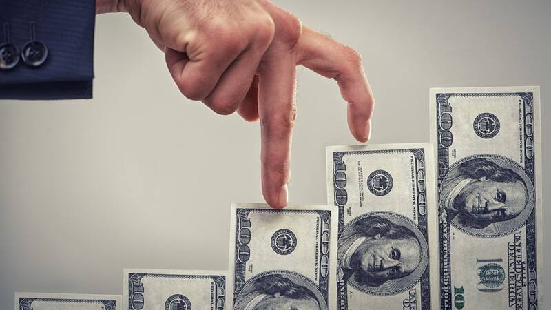 Con una base monetaria de 3,7 billones de pesos y reservas de libre disponibilidad de u$s 6000 millones, el canje debería efectuarse a cerca de $ 620 por dólar.